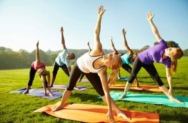 Perform a series of exercises to strengthen back muscles with thoracic osteochondrosis